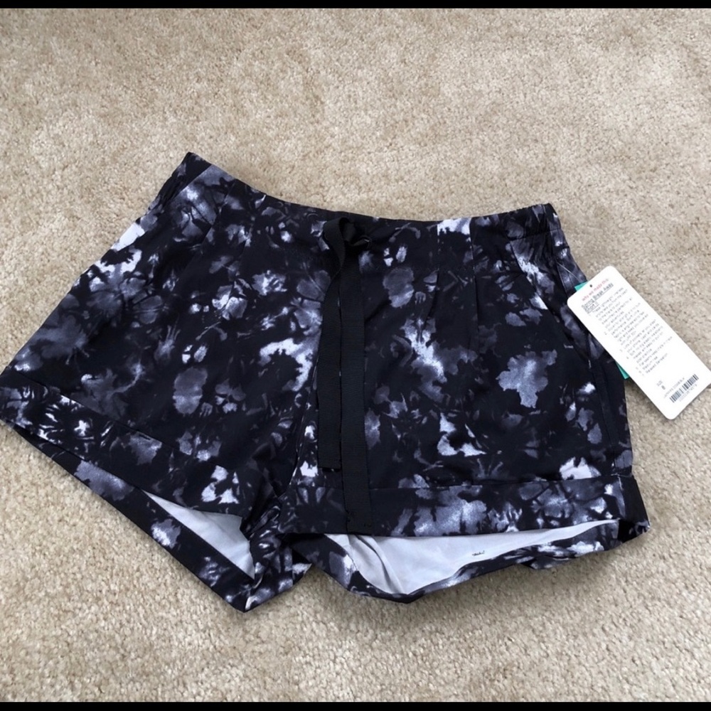 Lululemon Spring Break Away II Shorts